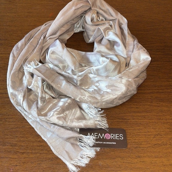 𝅺MEMORIES fashion accessories scarf tan silver NWT - Picture 1 of 6